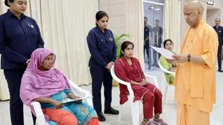 जनता दर्शन: 'अपराधियों पर कार्रवाई में ढिलाई नहीं चलेगी', CM योगी का अफसरों को सख्त निर्देश
 - cm yogi adityanath strict on crime justice for victims in janata darshan
