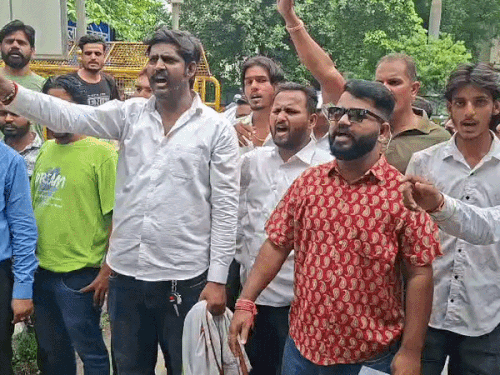 जयपुर लाठीचार्ज के विरोध में सड़कों पर उतरे लोग: कोटा में पलाड़ा की मौत पर प्रदर्शन, मृतक के परिजनों को 1 करोड़ मुआवजा, सरकारी नौकरी की मांग - Kota News