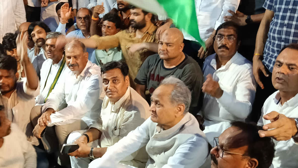 युवाओं पर लाठीचार्ज: गहलोत और डोटासरा ने दी गिरफ्तारी, कहा सरकार के खिलाफ आंदोलन जारी रहेगा