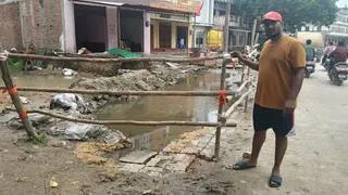 वाराणसी में गड्ढे में उतरकर नागर‍िकों ने किया विरोध प्रदर्शन तो नगर निगम ने बल्ली लगाकर घेरा
 - citizens protest in varanasi while municipal corporation surrounds
