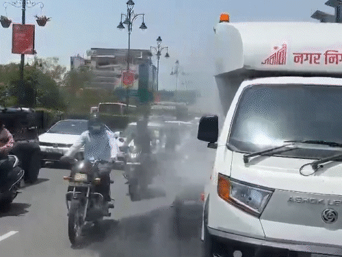 जयपुर में घूम रही प्रदूषण कम करने वाली वैन:  पानी की फुहारें छोड़ती है, कीमत 55 लाख रुपए; जानिए- कैसे कंट्रोल करती है पॉल्यूशन - Jaipur News