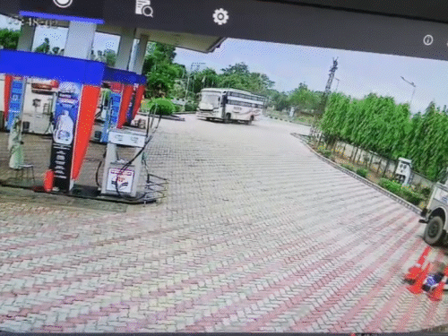 जयपुर-आगरा NH पर बस का स्टीयरिंग फेल, पेट्रोल-पंप में घुसी: दीवार तोड़कर खेत में गिरी, अगला हिस्सा चकनाचूर, 3 पैसेंजर्स घायल - Dausa News
