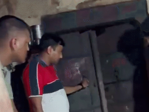₹1.69 लाख का इनामी तस्कर गिरफ्तार, पत्नी जंगलों में सप्लाई करती थी खाना: चरवाहे के भेष में कांस्टेबल के 15 दिन बिताने के बाद ट्रैक किया गया; आरोपी ने पुलिस पर की फायरिंग - राजस्थान न्यूज़