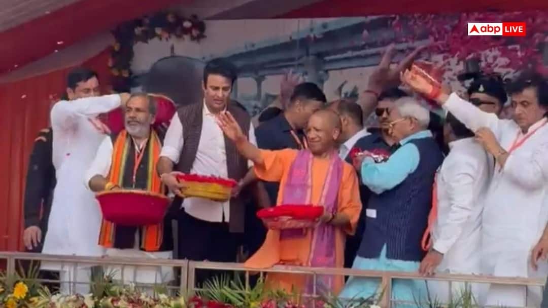 CM योगी ने मेरठ में कांवड़ियों पर की पुष्पवर्षा, शिव भक्तों का किया स्वागत