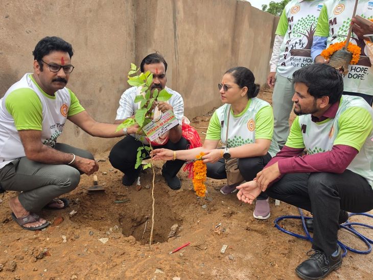 जयपुर के खातीपुरा रेलवे स्टेशन पर किया पौधारोपण: इस साल 10 हजार से ज्यादा पेड़ लगाने का लक्ष्य, प्लांट होप, नॉट डोप' का दिया संदेश - Jaipur News