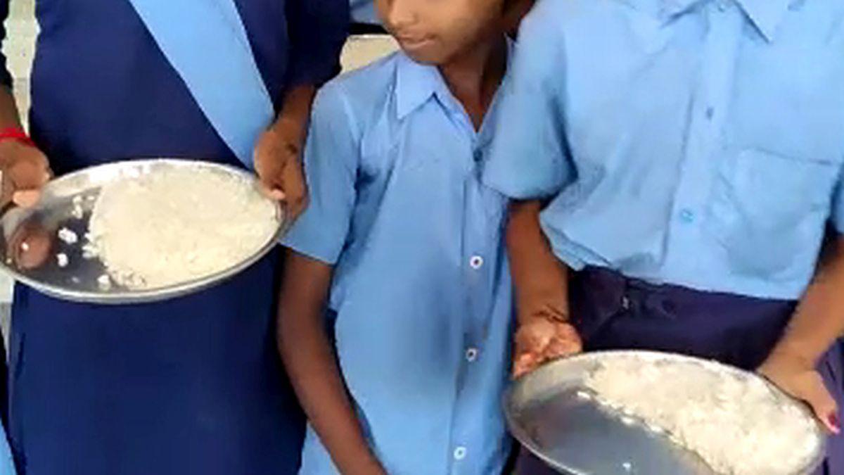 राजस्थान: मध्याह्न भोजन के लिए भेजा गया 3,000 किलोग्राम दूध पाउडर अवैध बिक्री के लिए भेजा गया; 3 आयोजित - रेडिफ़