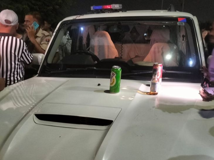 राजस्थान के जयपुर में पुलिस की गाड़ी डिवाइडर फांदी: भीड़ ने पत्थर फेंके और वाहनों का शीशा तोड़$
