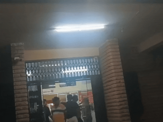 युवती भगा ले जाने के मामले में परिजनों और समाज के लोगों ने किया थाने के सामने प्रदर्शन