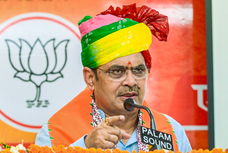 राजस्थान के मुख्यमंत्री ने परियोजनाओं के पूरा होने के लिए अधिकारियों को सख्त निर्देश