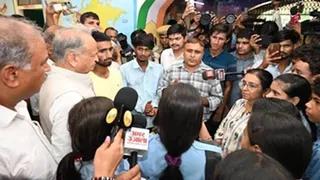 राजस्थान में मूक-बधिर छात्र-छात्राओं का प्रदर्शन, गहलोत और जूली पहुंचे स्कूल - protest by deaf mute students in rajasthan
