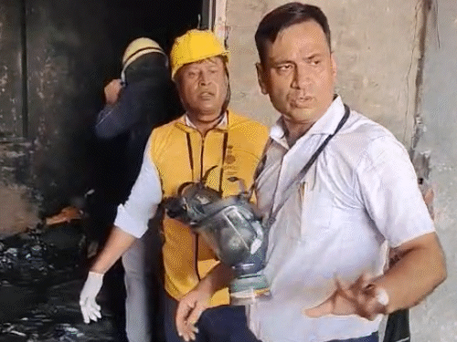 जयपुर में पटाखा फैक्ट्री में आग, 3 की मौत: 5 लोग 90 प्रतिशत तक झुलसे, SMS में भर्ती; आबादी के बीच चल रही थी फैक्ट्री - Jaipur News