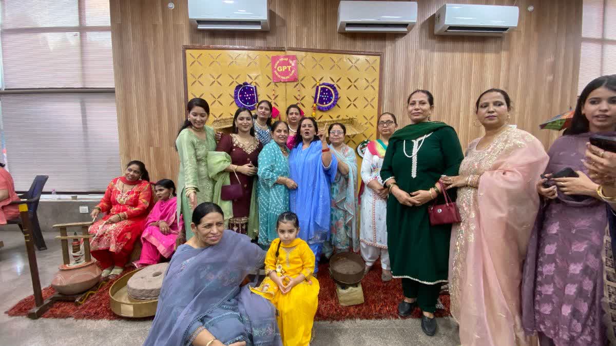 चंडीगढ़ सेक्टर-35 में तीज की धूम, सज-धजकर पहुंचीं महिलाएं, जमकर किया डांस, झूला झूल गाए सावन के गीत