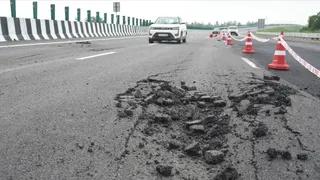 लखनऊ-कानपुर एक्सप्रेसवे पर 'पैबंद' रोक रहा रफ्तार, 45 किलोमीटर की दूरी में 40 जगह पैच
 - lucknowkanpur expressway unnao patches hinder speed