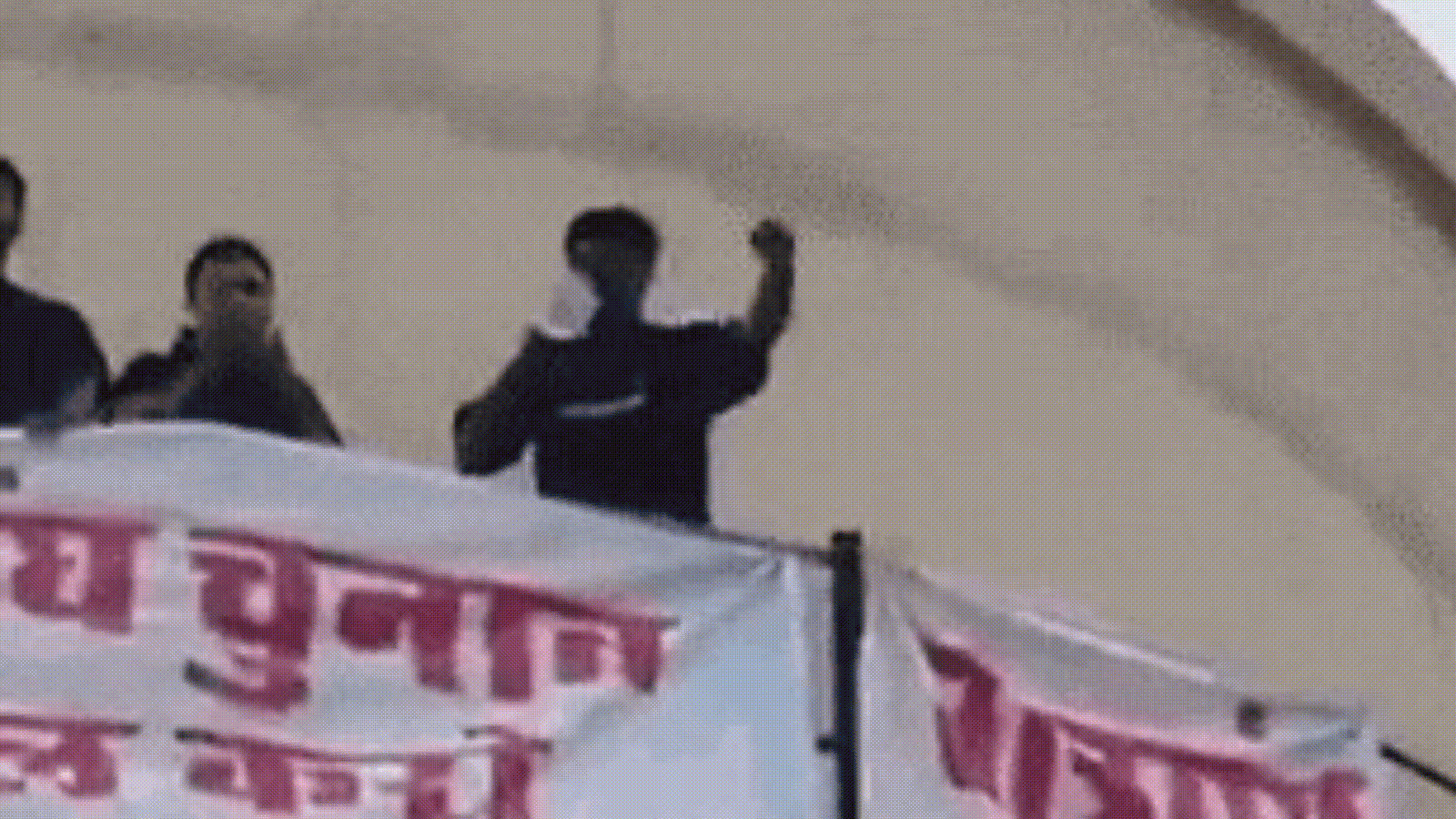 राजस्थान विश्वविद्यालय के एनएसयूआई छात्र नेताओं ने पानी की टंकी पर चढ़कर केंद्र सरकार के खिलाफ मोर्चा खोला