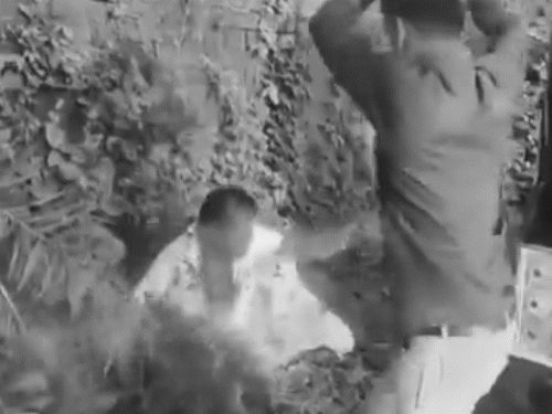 ठेकेदार को नाबालिग ने तलवार से काटा डाला, VIDEO:  गोरखपुर में सड़क पर दौड़ा-दौड़ाकर वार किए, हाथ जोड़कर जान की भीख मांगता रहा - Gorakhpur News