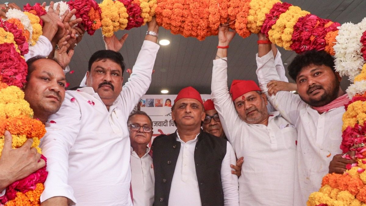 सपा का पहला टिकट 'पंडित' को, अयोध्या से शुरुआत...क्या है अखिलेश की रणनीति?