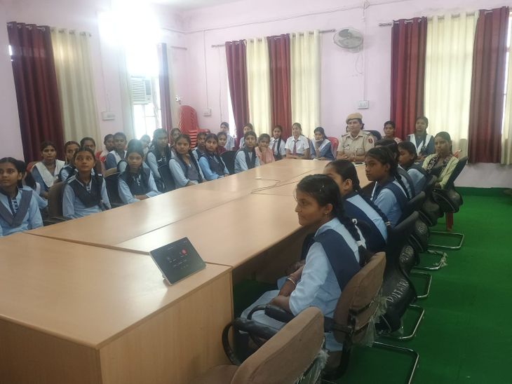 छात्राओं के लिए महिला सुरक्षा अभियान: पुलिस ने गुड टच-बैड टच, साइबर अपराध से बचाव पर किया जागरूक - Atru News