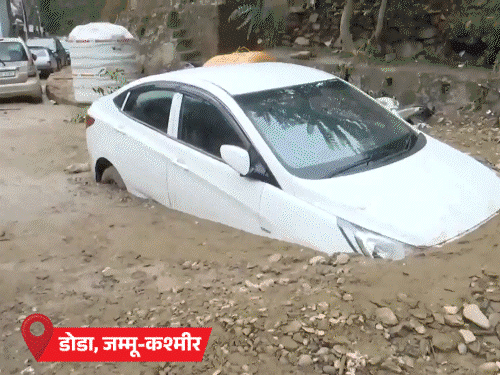 सूरत में मार्केट का बेसमेंट डूबा, कारें बहीं: जम्मू-कश्मीर के डोडा में बादल फटने से बाढ़; पहाड़ से गिरे पत्थर-मिट्टी से घर-दुकानें बर्बाद