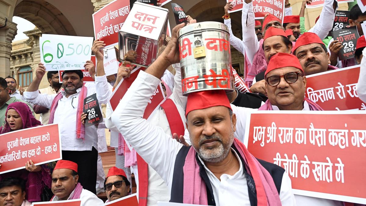 राम मंदिर चंदा मुद्दे पर उत्तर प्रदेश विधानसभा परिसर में सपा विधायकों ने विरोध प्रदर्शन किया