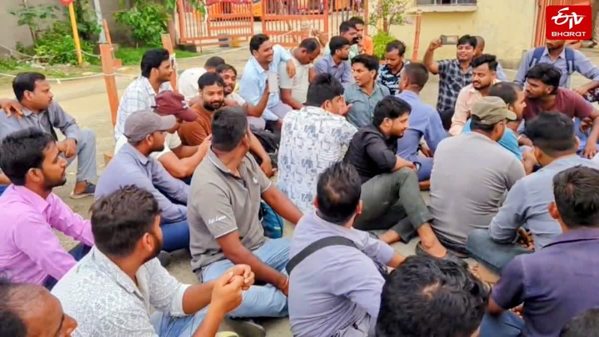 गोरखपुर में सिटी बस कंडक्टर्स की हड़ताल; वेतन भुगतान की मांग, RM के समझाने पर माने