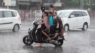 UP Weather: लखनऊ सहित 50 जिलों में भारी वर्षा का यलो अलर्ट, कई शहरों में गिर सकती है बिजली
 - up weather forecast imd alert lighting and heavyrain fall till 7 august lucknow agra meerut moradabad bareilly aaj ka mausam