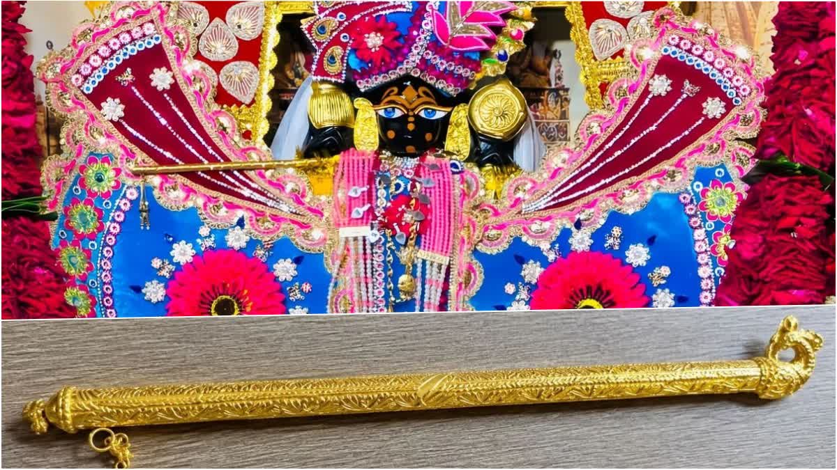 जयपुर के श्रद्धालु परिवार ने भगवान श्री सांवलिया सेठ मंदिर को भेंट की सोने की बांसुरी