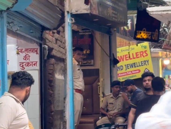 सीवान में राजस्थान पुलिस की रेड: सर्राफा दुकान में घंटों छापेमारी, 1 करोड़ के चोरी के गहनों की जांच, बाजार में मची अफरा-तफरी - Siwan News