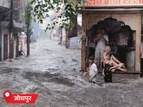 सड़क पर नदी की तरह बहा पानी, बारिश के बाद क्या होगी?