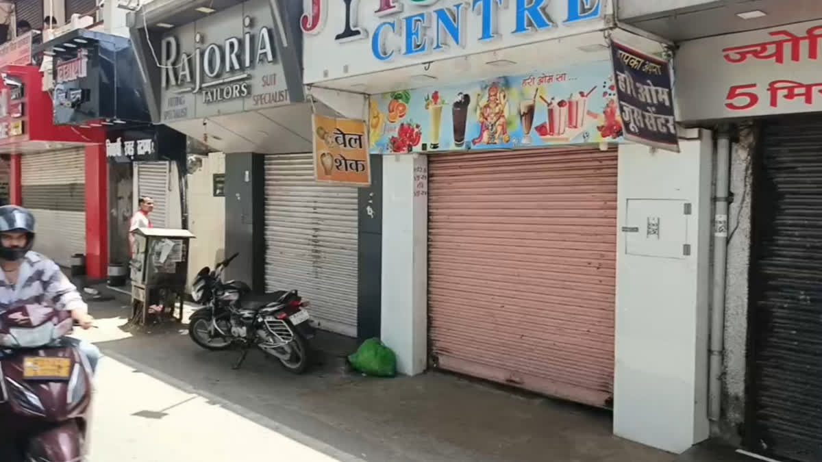 अजमेर में एलिवेटेड ब्रिज के नीचे डिवाइडर बनाने से नाखुश व्यापारी, विरोध में दो घंटे बंद रखी दुकानें