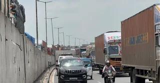 कानपुर में कांवड़ यात्रा को लेकर डायवर्जन, लखनऊ रूट पर भारी वाहनों पर रोका, जाम से लोग परेशान
 - traffic diverted in kanpur due to kanwar yatra heavy vehicles barred from lucknow route traffic jams