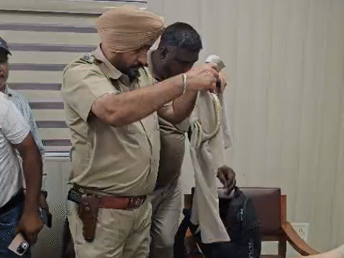पंजाब पुलिस बनकर ठगने वाला गैंग पकड़ा:  नकली वर्दी, हथकड़ी, बेल्ट मिले; रुपए डबल करने का झांसा देकर ठगी करते, राजस्थान की महिला ने पोल खोली - Abohar News