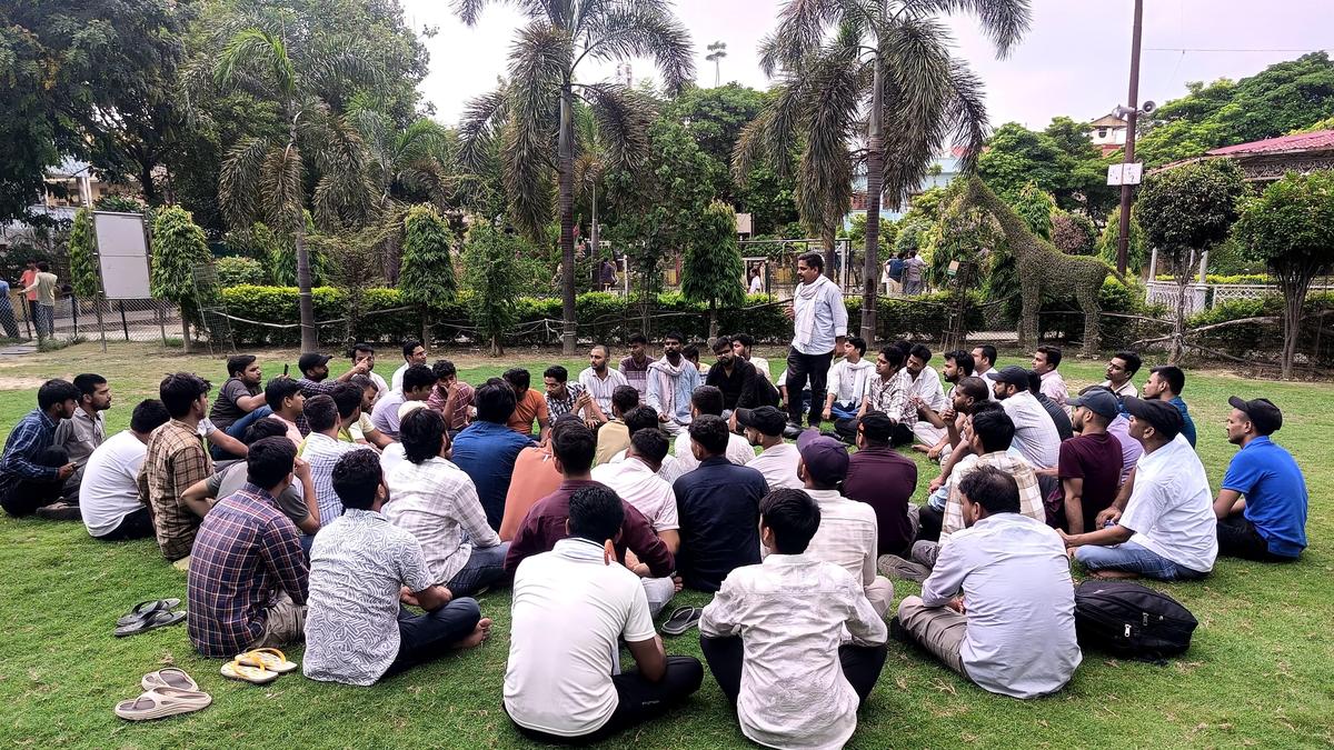 प्रतीक्षा में एक पीढ़ी: उत्तर प्रदेश सरकार। नौकरी के इच्छुक उम्मीदवार प्रतीक्षा में अपने प्रमुख वर्ष गँवा रहे हैं