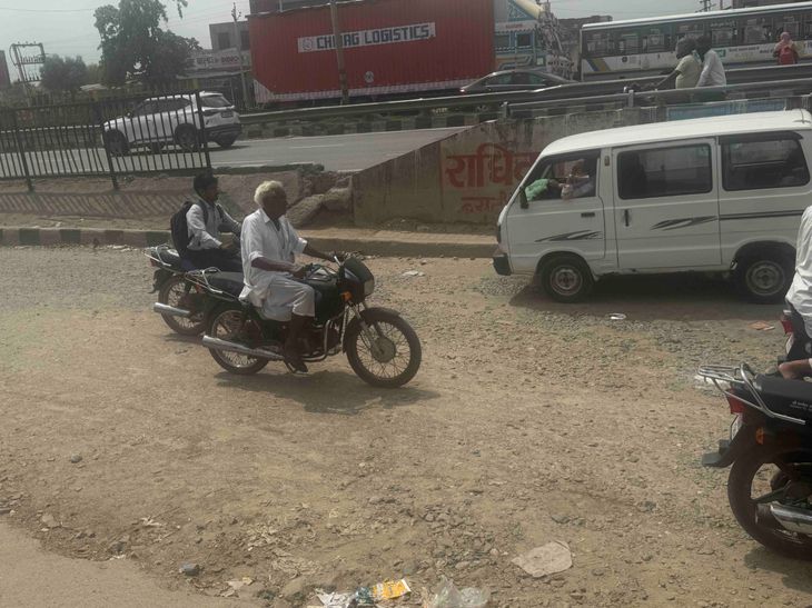 सर्विस रोड की बदहाली: दुकानदारों और निवासियों को जल्द ठीक करवाने की मांग