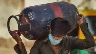 कानपुर: कारोबारियों को मिली बड़ी राहत, 190 रुपये सस्ता हुआ कमर्शियल सिलेंडर - kanpur commercial lpg cylinder price cut by 18950 relief for businesses