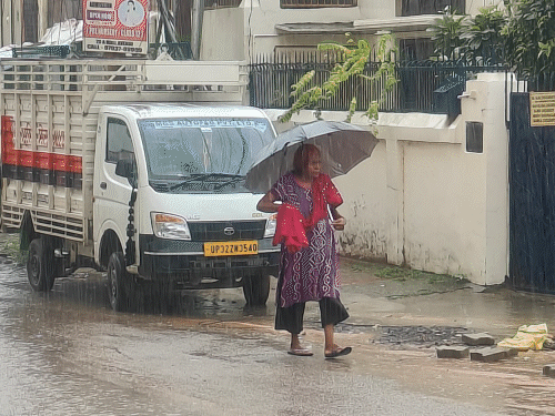 लखनऊ में युवती की मौत, सोते समय झोपड़ी में दबी:  बारिश के चलते हादसा; गोसाईंगंज के 250 घरों में 3 दिन से बत्ती गुल - Lucknow News