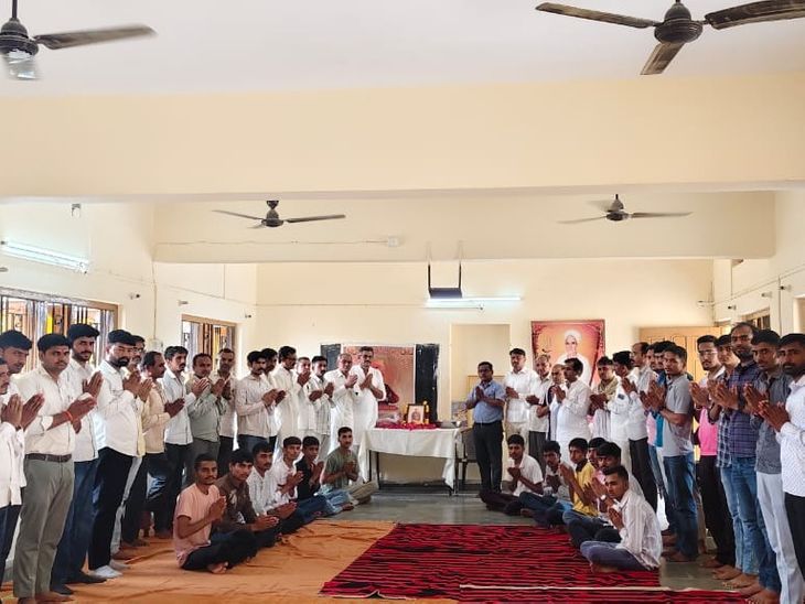 सांचौर में पुलिस जवान हरीश राजपुरोहित को दी श्रद्धांजलि: सड़क हादसे में हुआ था निधन, उत्कृष्ट सेवाओं को किया याद - Sanchore News
