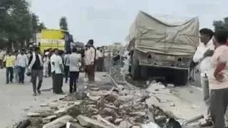 राजस्थान: भीलवाड़ा-अजमेर हाईवे पर बेकाबू ट्रेलर ने बस को मारी टक्कर, 10 यात्री घायल
 - rajasthan bus accident 10 injured on bhilwaraajmer highway