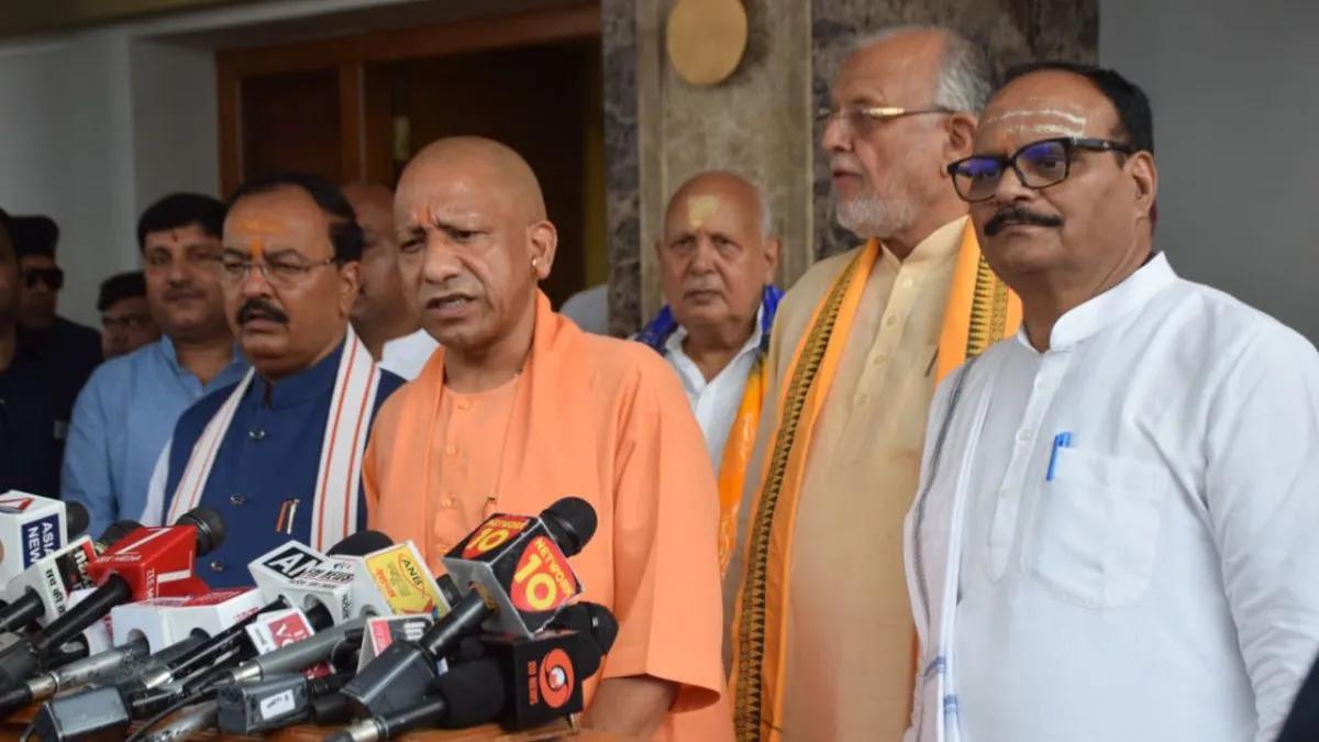 UP Monsoon Session LIVE यूपी विधानमंडल का मानसून सत्र शुरू सपा नेताओं ने चंदा चोर-गद्दी छोड़ के पोस्टर लहराए
 - up assembly monsoon session live updates cm yogi opposition protest bills ram mandir latest news