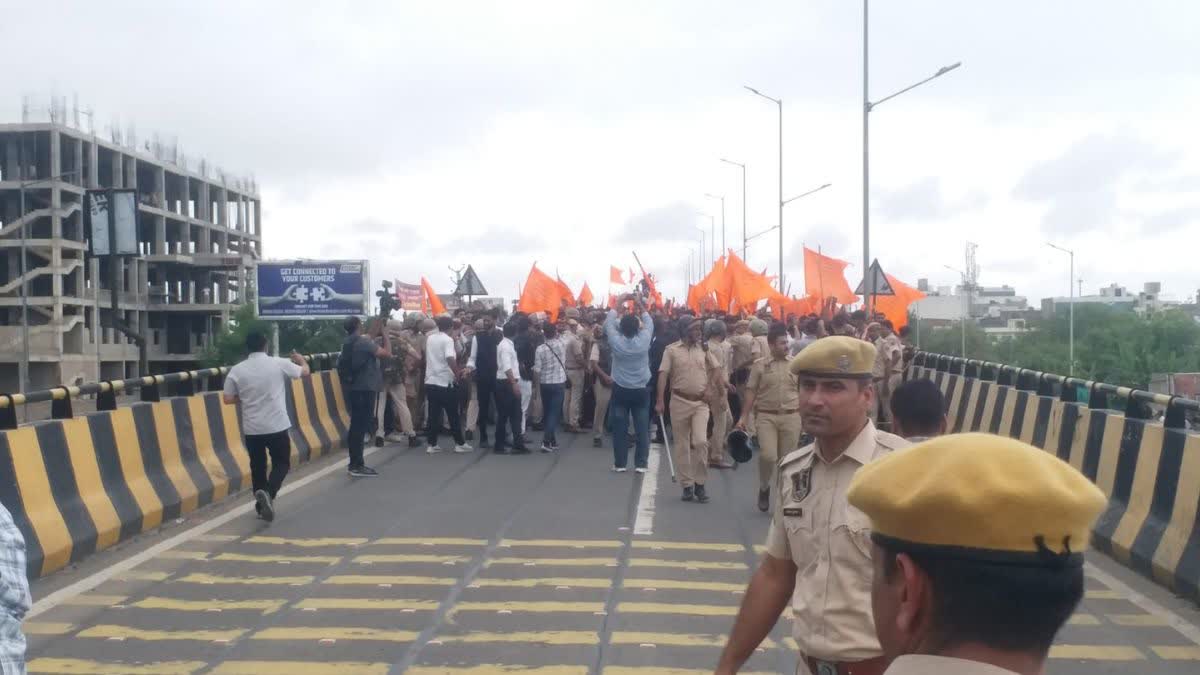 जयपुर कलक्ट्रेट पहुंची श्री राजपूत करणी सेना की पदयात्रा, पुलिस ने चलाए वॉटर कैनन, किया लाठी चार्ज