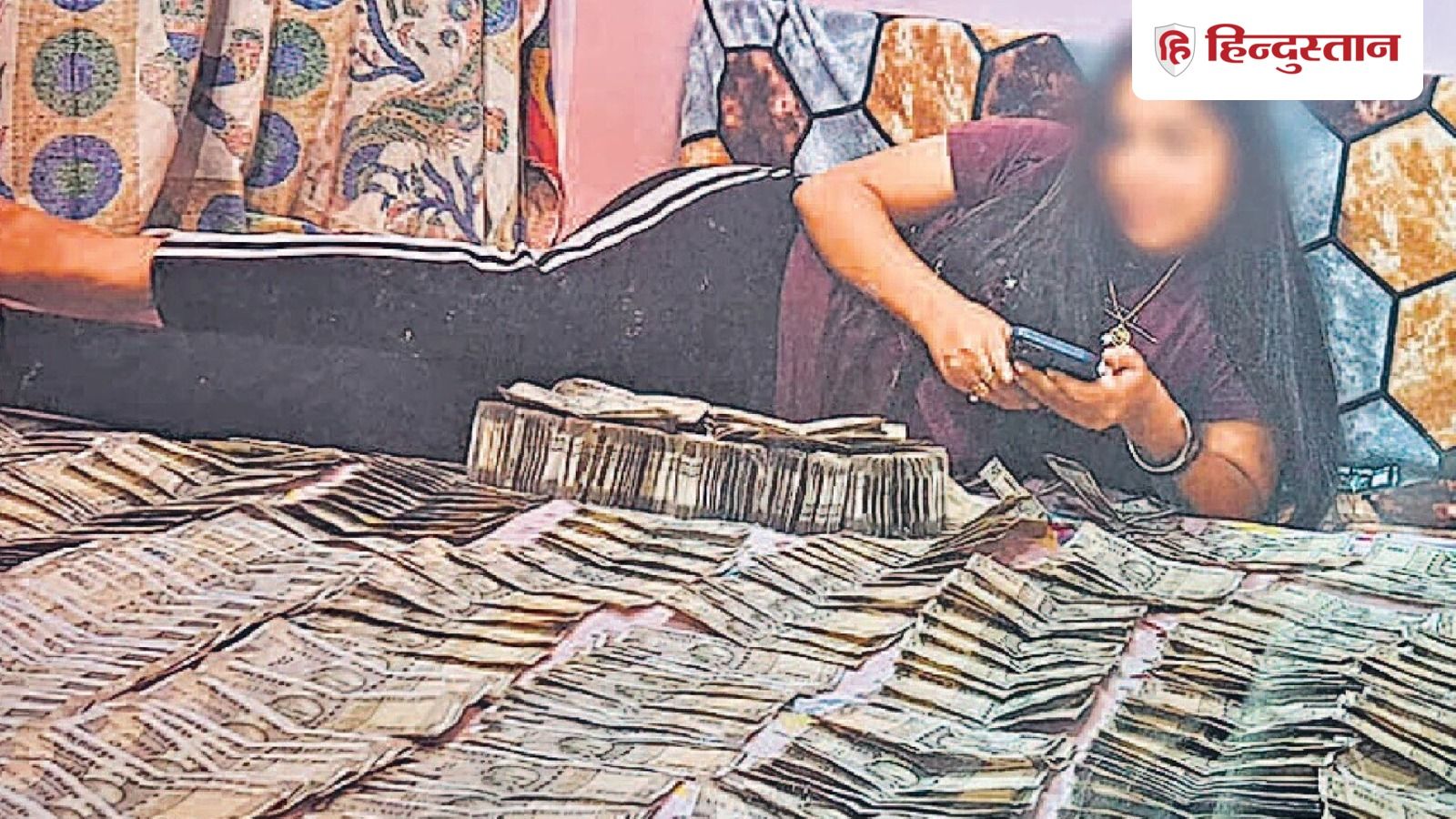 डेटिंग एप पर दोस्ती कर ब्लैकमेलिंग; नोटों के बिस्तर पर सोने वाली युवती की योगी से शिकायत