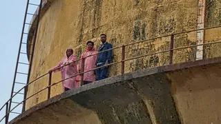 जयपुर में पानी की टंकी पर चढ़े महिला सहित तीन संविदा नर्सिंगकर्मी, मौके पर पहुंच गए आला अफसर - three contractual nursing staff members including a woman climbed a water tank in jaipur