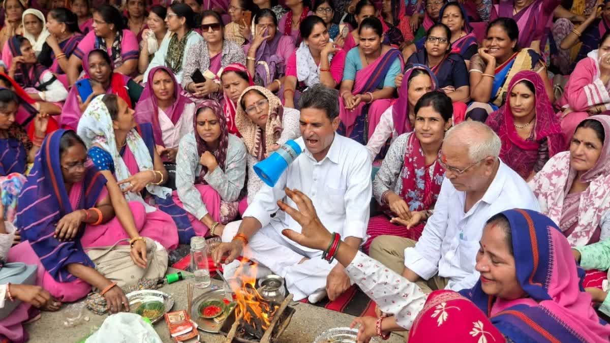 आंगनवाड़ी कर्मियों का आंदोलन: सरकार की सद्बुद्धि के लिए किया यज्ञ, मांगें नहीं मानने पर महापड़ाव की चेतावनी