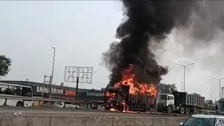 दिल्ली-जयपुर हाईवे पर हादसा, डंपर से टकराते ही कैंटर बना आग का गोला; ड्राइवर ने कूदकर बचाई जान
- rewari highway canter fire driver escapes goods burnt