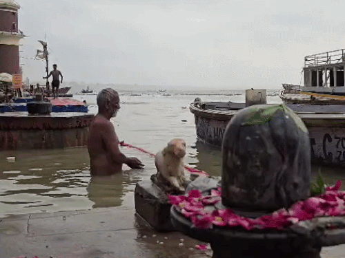 वाराणसी में नाव संचालन बंद, तेजी से बढ़ रहा जलस्तर:  सुबह हुई हल्की बूंदाबांदी, आसमान में बादल छाए; घाटों का टूटा संपर्क - Varanasi News