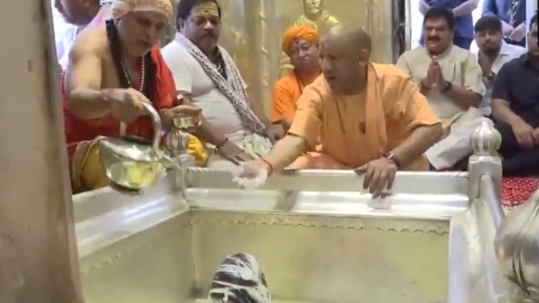 सावन के पहले दिन काशी विश्वनाथ मंदिर पहुंचे CM योगी, बाबा के दरबार में की पूजा-अर्चना