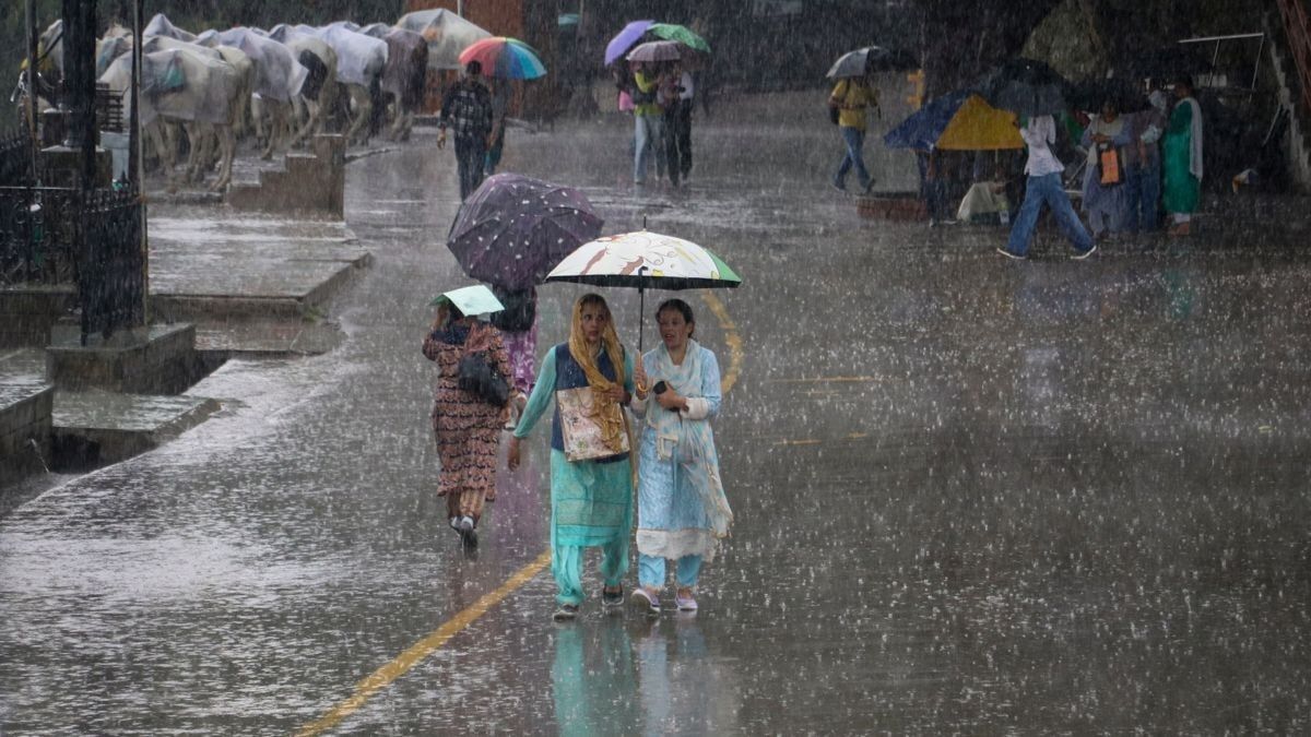 UP Weather Update: यूपी के 55 जिलों के लिए IMD का सबसे बड़ा अलर्ट, जानें कहां-कहां होगी तेज बारिश