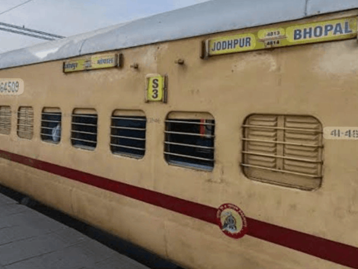 जोधपुर-भोपाल एक्सप्रेस में लूट, 24 से ज्यादा नकाबपोश घुसे: रूठियाई आउटर पर ट्रेन रोककर वारदात, छबड़ा दंपती से भी छीने गहने-नकदी - Chhabra News