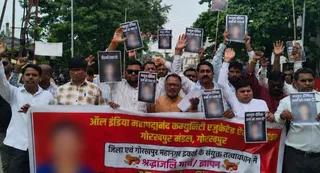 गोरखपुर में संवेदना के 'प्रदर्शन' में 'भूले' पीड़ित परिवार की वेदना, नियम भूलते दिख रहे हैं कुछ प्रदर्शनकारी और इनफ्लुएंसर - gorakhpur protests victim identity revealed legal breach