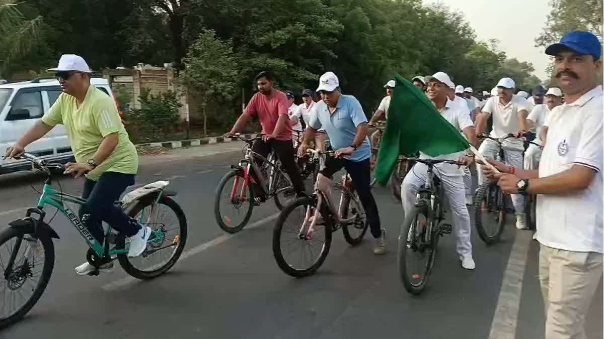 राजस्थान पुलिस ने फिट रहने को चलाई साइकिल, प्रदूषण मुक्त भारत का संदेश