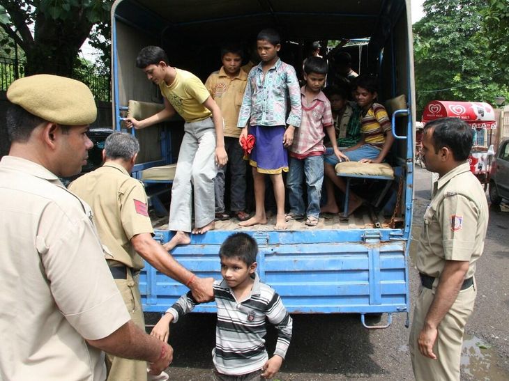 जयपुर की नूडल्स फैक्ट्री में काम करते मिले पांच बच्चे: पुलिस ने रेस्क्यू कर बाल कल्याण समिति को सौंपे, फैक्ट्री संचालक मनीष अग्रवाल फरार - Jaipur News